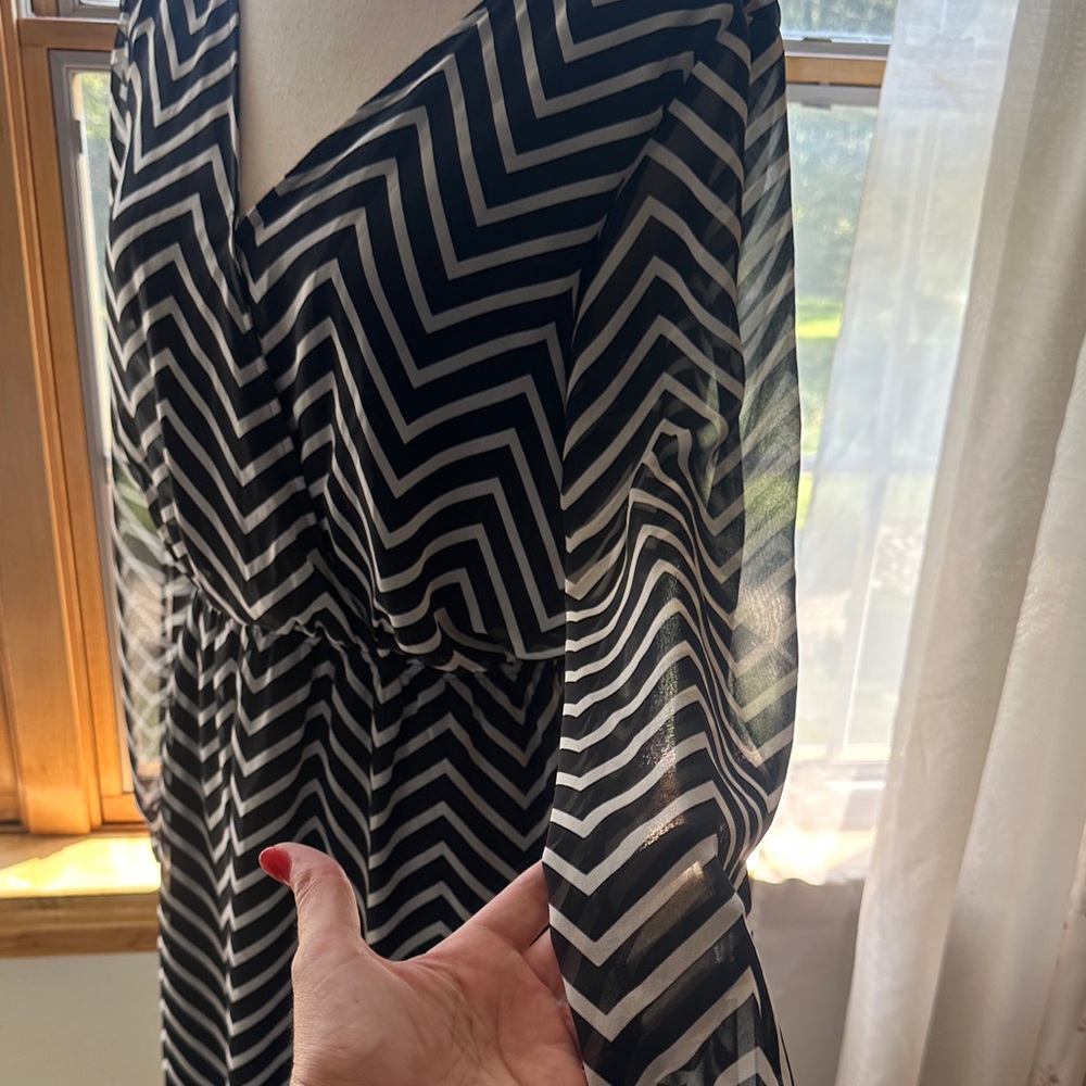 Express Black and White Zigzag Long Sleeve Dress (NWT)- Medium - Picture 13 of 14